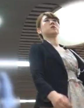 【 盗撮 】真面目カワイイOLのお姉さん☆ピンクのパンツが似合いすぎ！！！