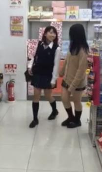 【 盗撮 】かわいい制服JKが逆さ撮りされちゃう！！