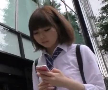 【盗撮】アイドル級の制服少女☆形の良いプリプリのお尻を盗撮！！