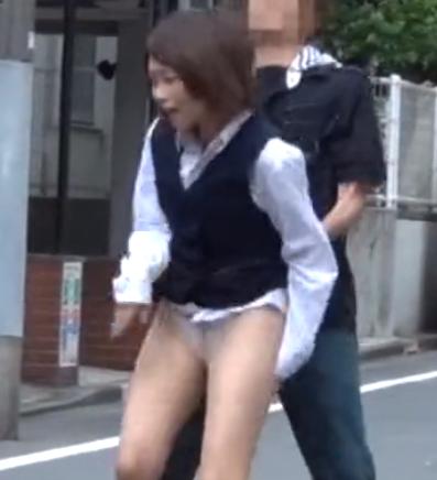【 盗撮 】お昼時のOLさんを狙ってスカートめくり☆強制パンチラさせちゃう！！！