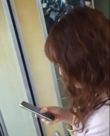 【 盗撮 】キレイなお姉さんのえっちすぎるパンツを覗き見！！！