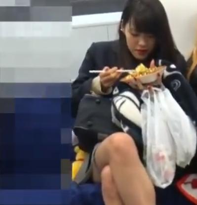 【 盗撮 】行儀の悪いJKのパンツを粘着して盗撮！！！