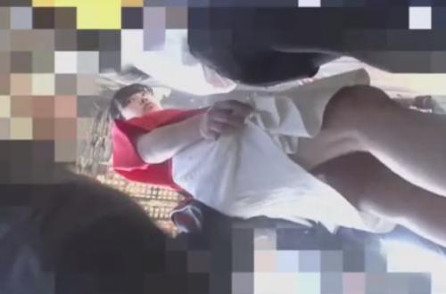 【盗撮】バレた？スカートをたたんでパンチラをガードする女の子！