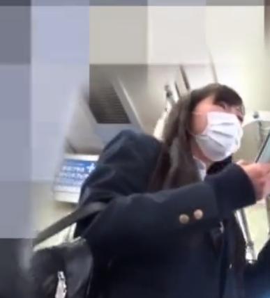 【 盗撮 】黒髪ロングの美少女JKに接近☆肉付きのいいおケツを接写しちゃう！！