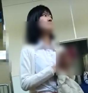 【 盗撮 】エスカレーターでスカートめくり☆ぶりっ子パンツのお姉さん！！！