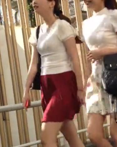 【 盗撮 】エロカワおっぱいなお姉さんたちを逆さ撮り！！