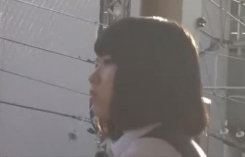 【盗撮】通学途中の美少女★スカートめくられちゃってムチムチしまパンが丸見え！
