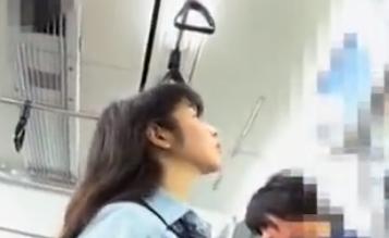 【 盗撮 】おケツの大きな美少女を逆さ撮り！！！