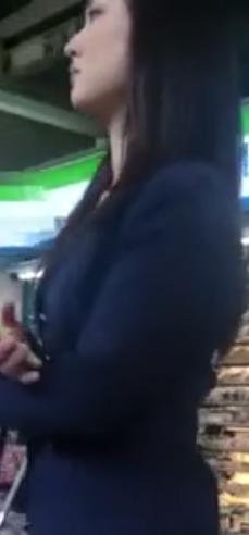 【 盗撮 】セクシーだけど怖そうなお姉さんのスカートをめくっちゃう！！