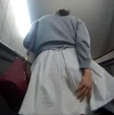 【 盗撮 】バレかけてるのに何度もスカートをめくろうとする男！！