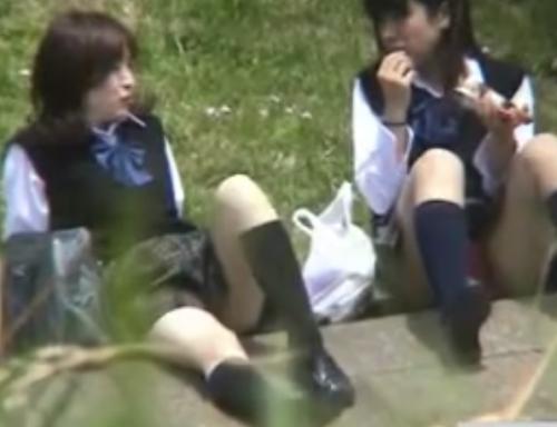 【 盗撮 】ダベっている制服少女たちのパンツを遠くから見守る！！！
