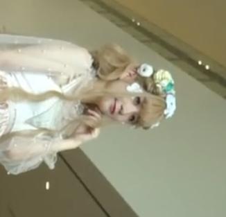 【 盗撮 】モデル級素人コスプレ少女☆透けるようなエッチな白パンツを逆さ撮り！！！