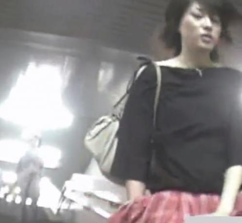 【 盗撮 】風でパンチラしまくり☆困り顔のお姉さん！！