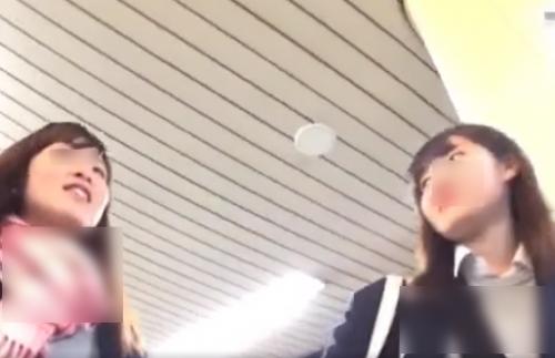 【 盗撮 】可愛い顔して発情中のJK☆ドスケベパンツを逆さ撮り！！！