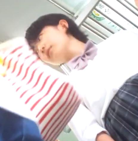 【 盗撮 】清純すぎる制服JK☆純白パンツを逆さ撮りされちゃう！！！