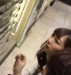 【 盗撮 】指輪のプレゼントにケツ肉をプルプルさせて喜ぶ彼女さんを逆さ撮り！！！