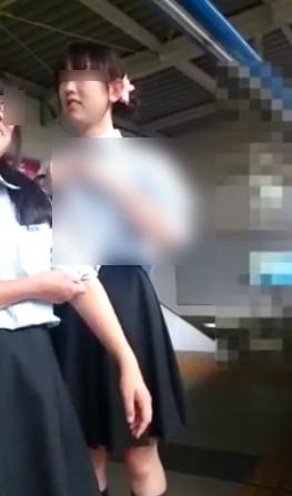 【 盗撮 】クラスに一人はいそうな女の子のパンチラ逆さ撮り！！！