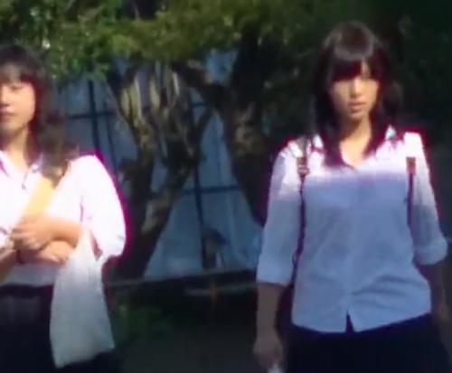 【 盗撮 】スレンダーな美少女を追跡☆一人になった瞬間に後ろに張り付き逆さ撮り！！！