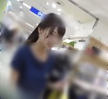 【 盗撮 】従順そうなお姉さん店員を逆さ撮り！！！
