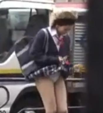 【 盗撮 】風でパンチラハプニング☆恥ずかしがってかわいすぎる！！！
