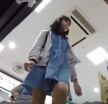 【盗撮】大勢の客にまぎれてお買い物中の女の子のスカートめくり！！
