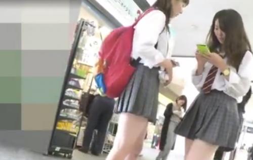 【 盗撮 】えっちそうなミニスカJK二人組みを追跡して逆さ撮り！！