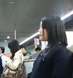 【 盗撮 】純情そうなJKがスカートめくりの被害にあっちゃう！！！