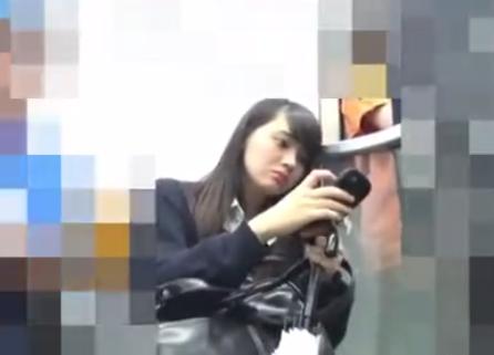 【盗撮】美人JKにムラムラ☆パンチラ逆さ撮りしちゃう！！
