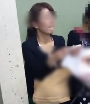 【 盗撮 】仕事のできそうな年上お姉さんのしましまパンツを逆さ撮り！！！