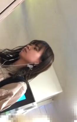 【 盗撮 】めったにお目にかかれない美女を発見☆強引に逆さ撮り！！