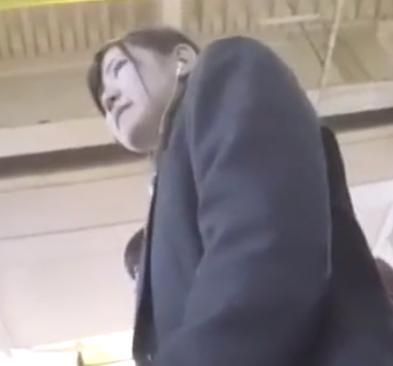 【 盗撮 】美形な制服JKの若々しいおケツを追跡して逆さ撮り！！！