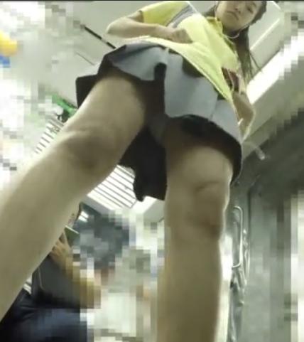 【 盗撮 】足の長い女の子☆逆さ撮りし易くって超ラッキー！！！