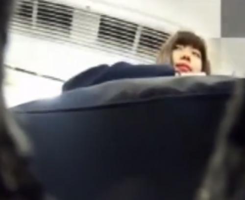 【盗撮】満員電車でスカートめくりをしちゃう危険すぎる男！！