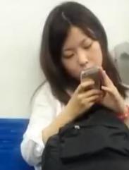 【 盗撮 】気だるそうな女の子☆ゆるゆるおケツを逆さ撮り！！！