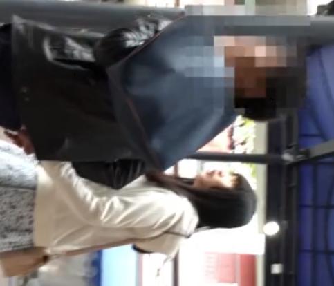 【 盗撮 】彼氏がいてもスカートを引っ張り強引にパンチラ盗撮！！！