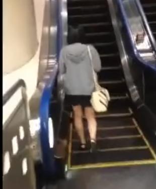 【 盗撮 】ガラガラのエスカレーターで背後に張り付きスカートめくり！！