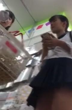 【 盗撮 】令和早々に逆さ撮りされちゃうムチムチJKたち！！