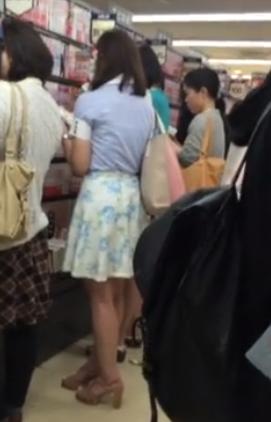 【 盗撮 】激混み中の店内でパンチラ盗撮しちゃうくそ度胸！！！