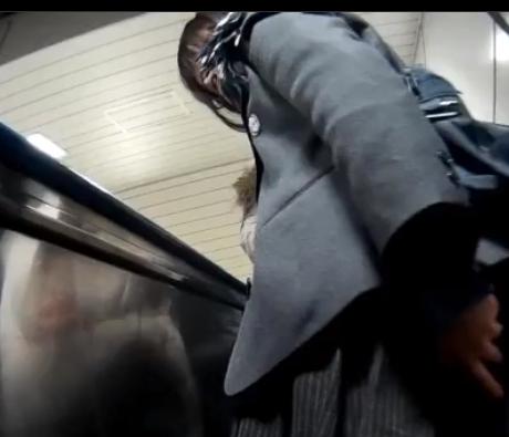 【 盗撮 】ジト目のJKを盗撮☆スカートめくりがばれちゃった！！
