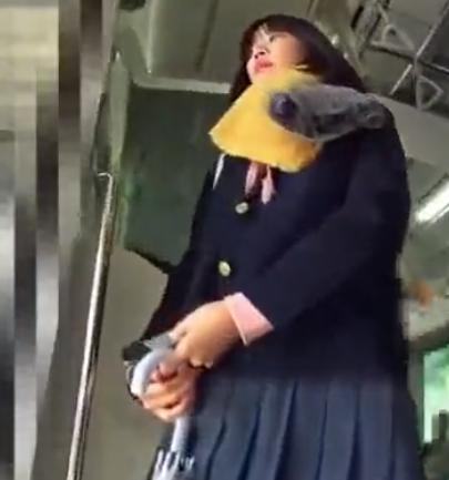 【 盗撮 】大人しそうなマフラー美少女を逆さ撮り！！！