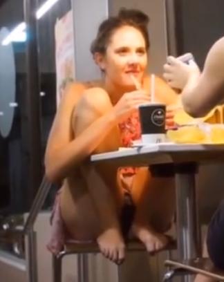 【 盗撮 】パンツ丸見えど変態美女を海外で発見してしまった！！！