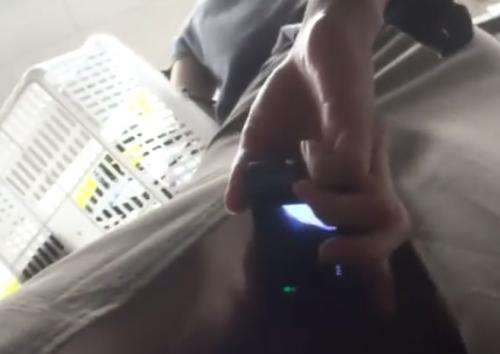 【盗撮】店内で電話に夢中なお姉さんのスカートをフラッシュ撮影！
