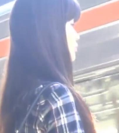 【盗撮】清楚系の女の子☆地味なパンツを逆さ撮りされちゃう！
