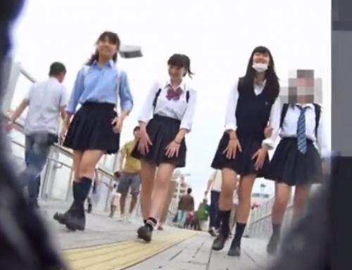 【盗撮】美少女グループを追跡しつつ隙をみてパンツを撮っちゃう！！