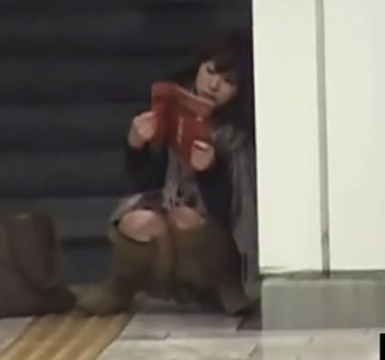 【 盗撮 】大胆にしゃがみパンチラしちゃう美少女を望遠で覗き放題！！！