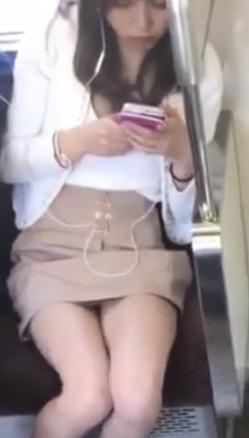 【 盗撮 】絶妙にお股のガードがユルい可愛いお姉さん！！！