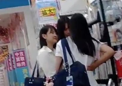 【 盗撮 】ムチムチのJKたちを逆さ撮りしちゃう☆