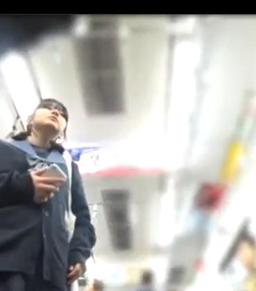 【 盗撮 】地味カワイイ制服少女を粘着逆さ撮り！！！