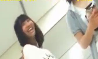 【 盗撮 】めっちゃ笑顔なお姉さん☆もっこりしゃがみパンチラを激写されてしまう！！！