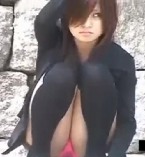 【 盗撮 】お座りしてるツンツン美女のおパンツが丸見えな件！！！